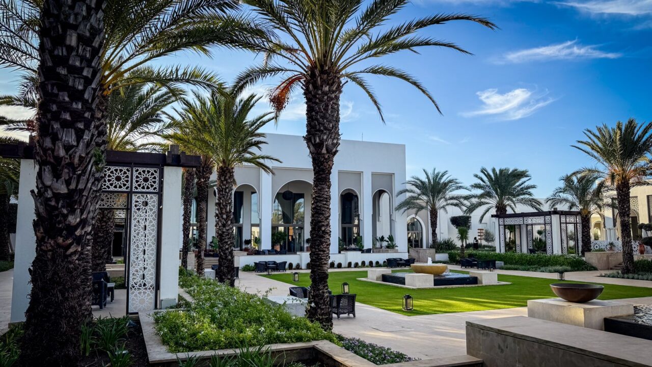 The Hilton Honors American Express Card: A Comprehensive Guide to Entry-Level Luxury and Rewards.