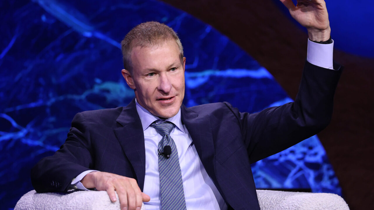 United Airlines CEO Scott Kirby Warns of Meaningful Impact from Middle East Fuel Spike Amid Resilient Travel Demand.]