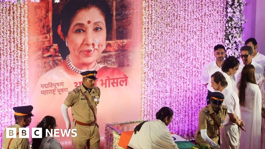 Asha Bhosle, Bollywood’s Enduring Voice, Dies at 92, Sparking National Mourning