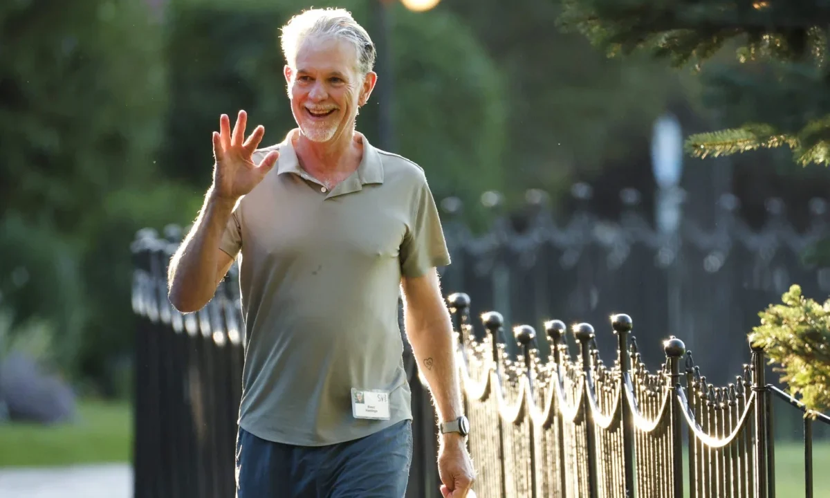 Reed Hastings Departs Netflix Board Amidst Post-Acquisition Strategy Refocus and Mixed Q1 Financials.