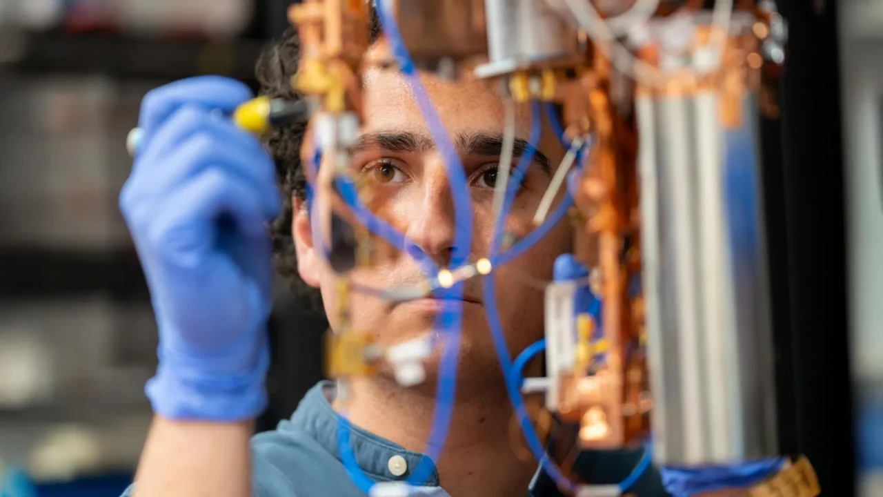 A “quantum bath” puts quantum entanglement on autopilot