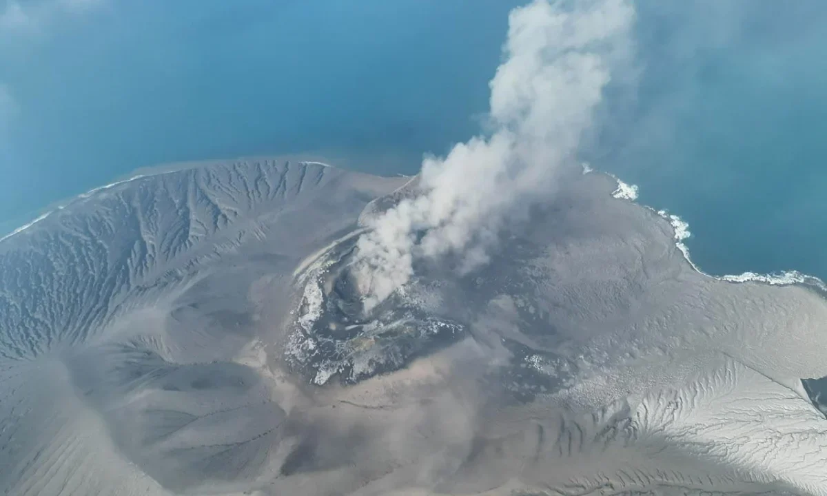 Volcanic island in Indonesia erupts, canceling 1,558 flights and affecting 170,000 passengers | Fortune
